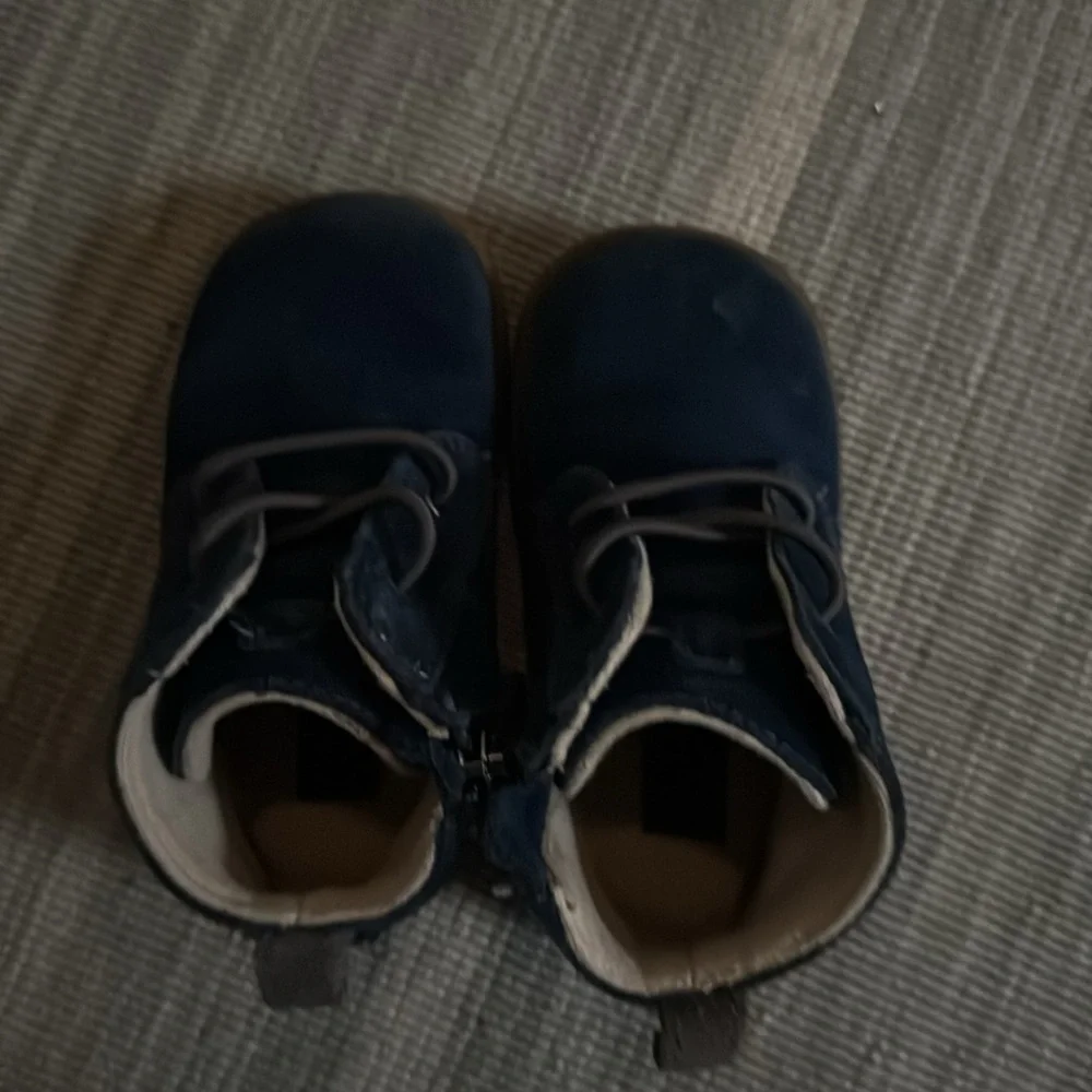 Great condition UGG Baby Boys Navy Suede Walkers with rubber sole and zip side - Picture 4 of 4